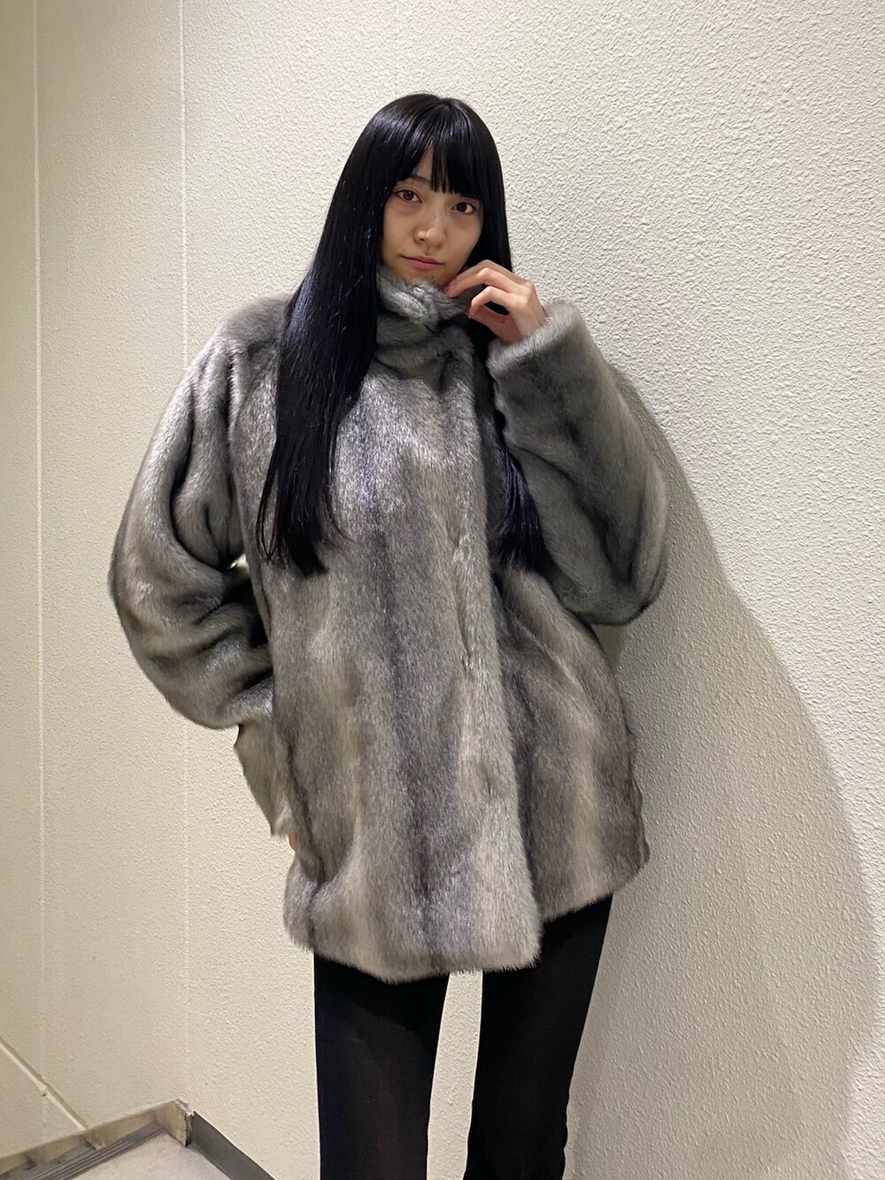 ブラック系のデニムパンツ、ブラック系のブーツ、ブラック系のニット/セーターを着用したレディースの冬コーディネートの9枚目の写真