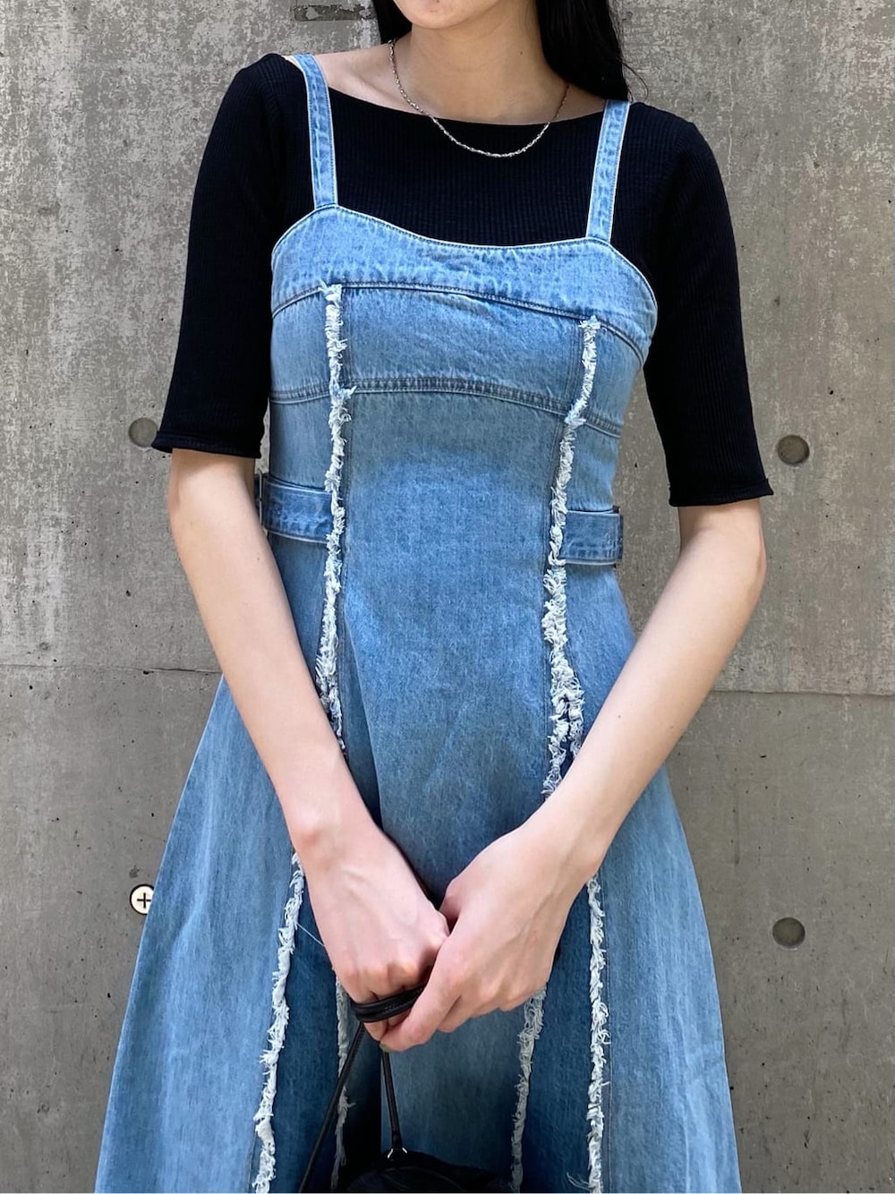 ブラック系のサンダル、ブルー系のワンピース、ブラック系のTシャツ/カットソーを着用したレディースの夏コーディネートの3枚目の写真