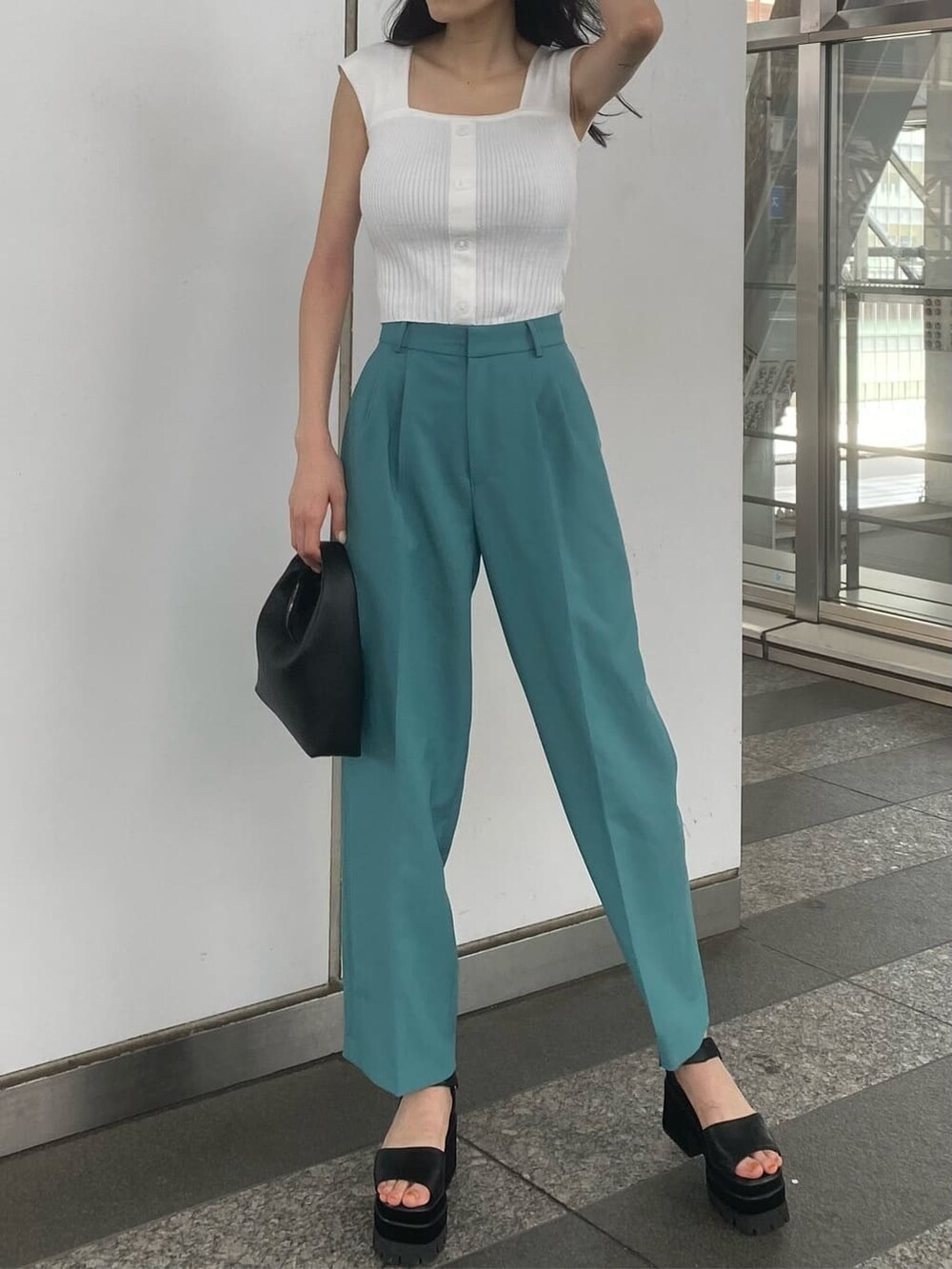 ブラック系のサンダル、ホワイト系のタンクトップ、ブルー系のその他パンツを着用したレディースの夏コーディネートの3枚目の写真