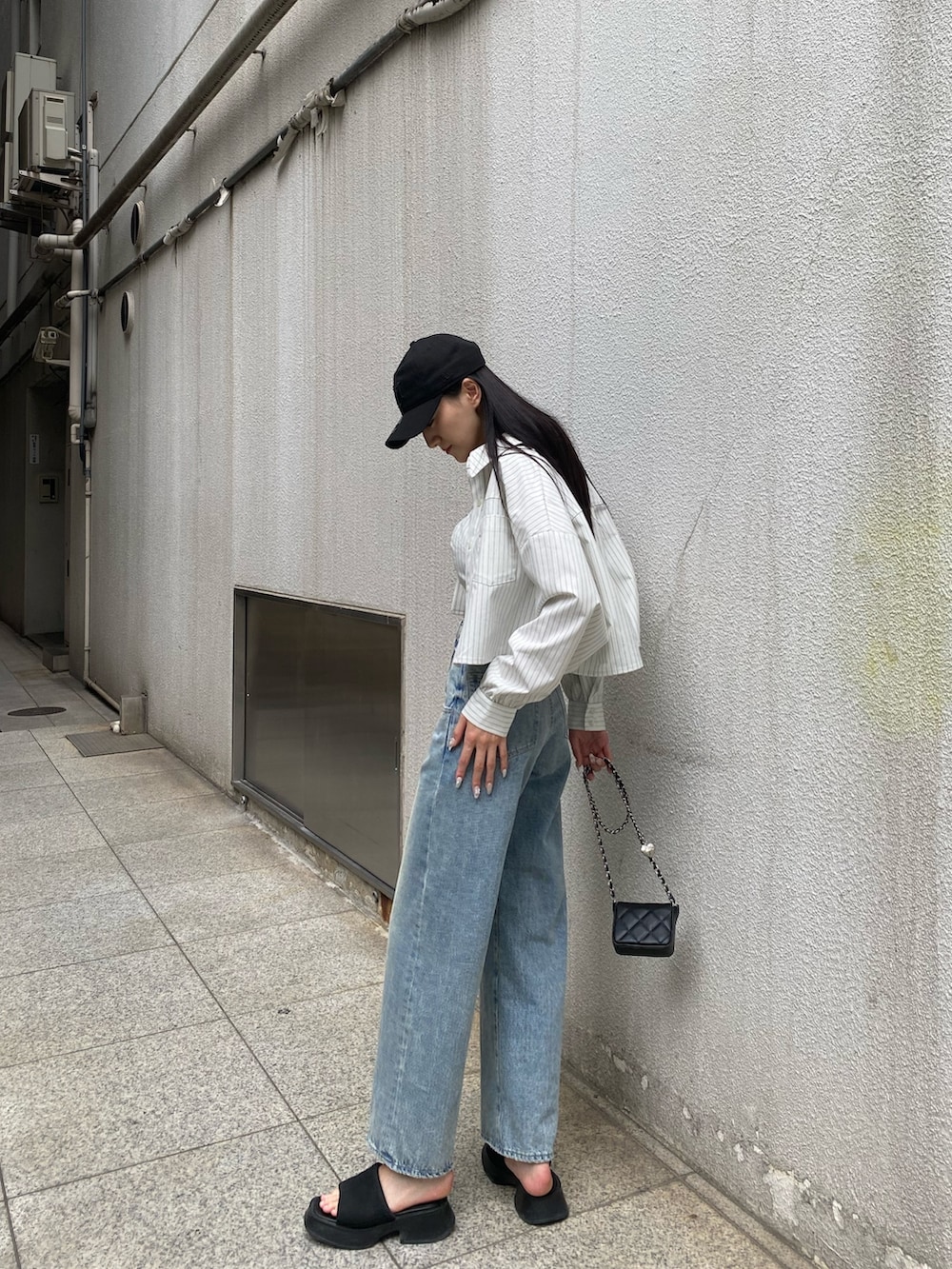 ブルー系のデニムパンツ、その他のシャツ/ブラウス、ブラック系のサンダルを着用したレディースの夏コーディネートの5枚目の写真