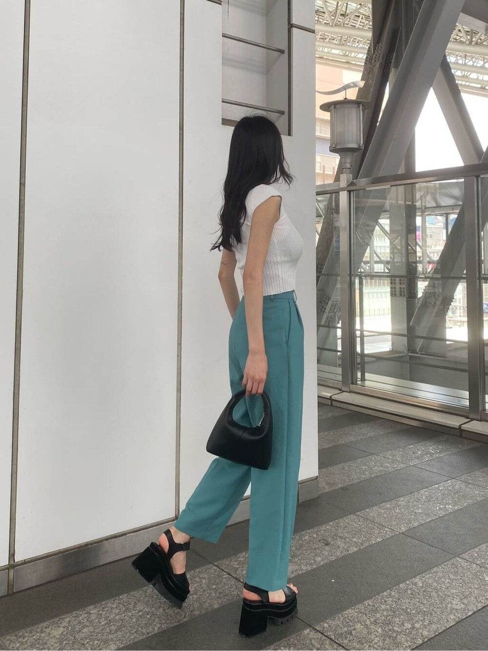 ブラック系のサンダル、ホワイト系のタンクトップ、ブルー系のその他パンツを着用したレディースの夏コーディネートの5枚目の写真