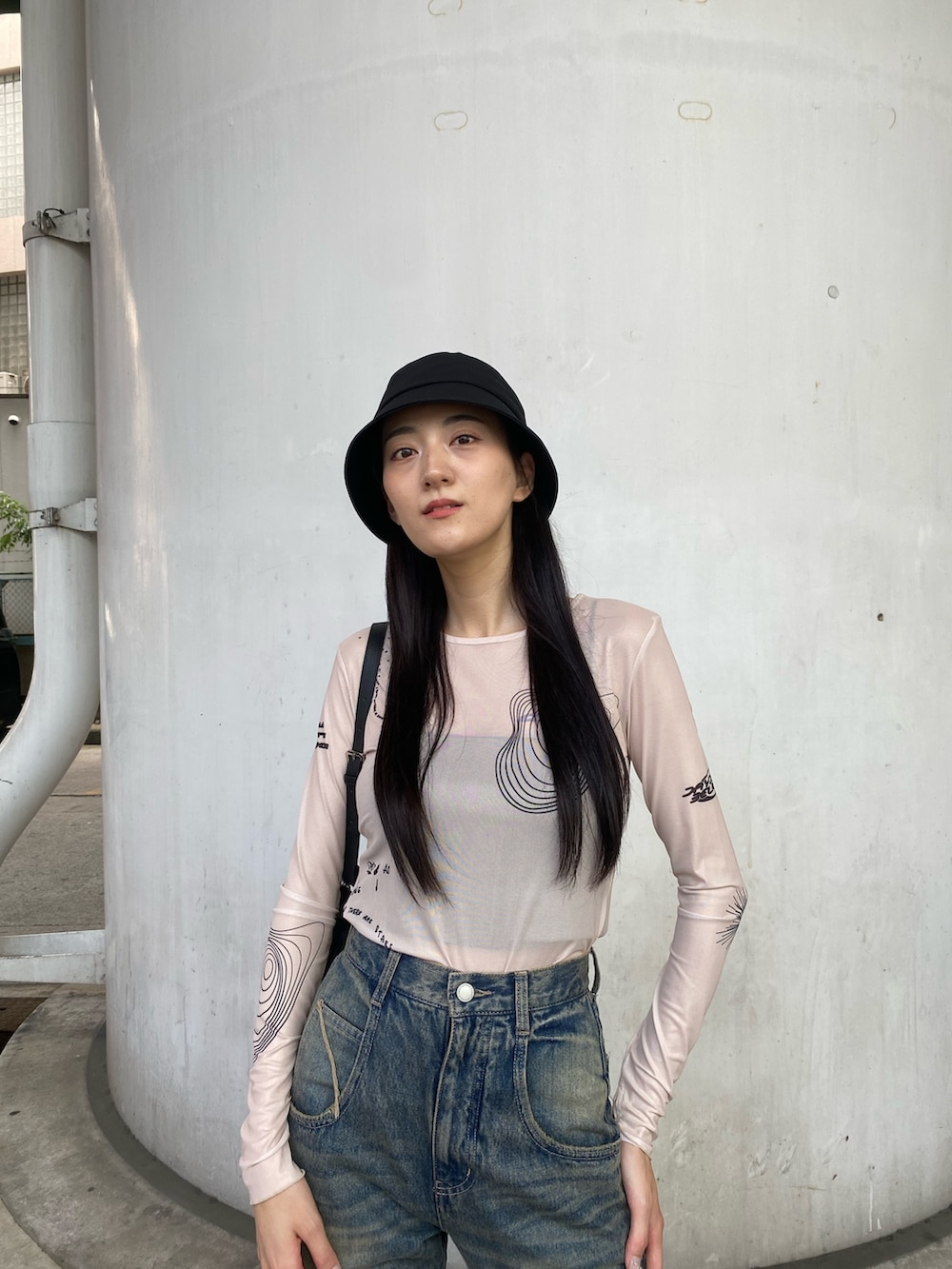 ブルー系のデニムパンツ、ブラック系のTシャツ/カットソー、ホワイト系のTシャツ/カットソーを着用したレディースの夏コーディネートの5枚目の写真