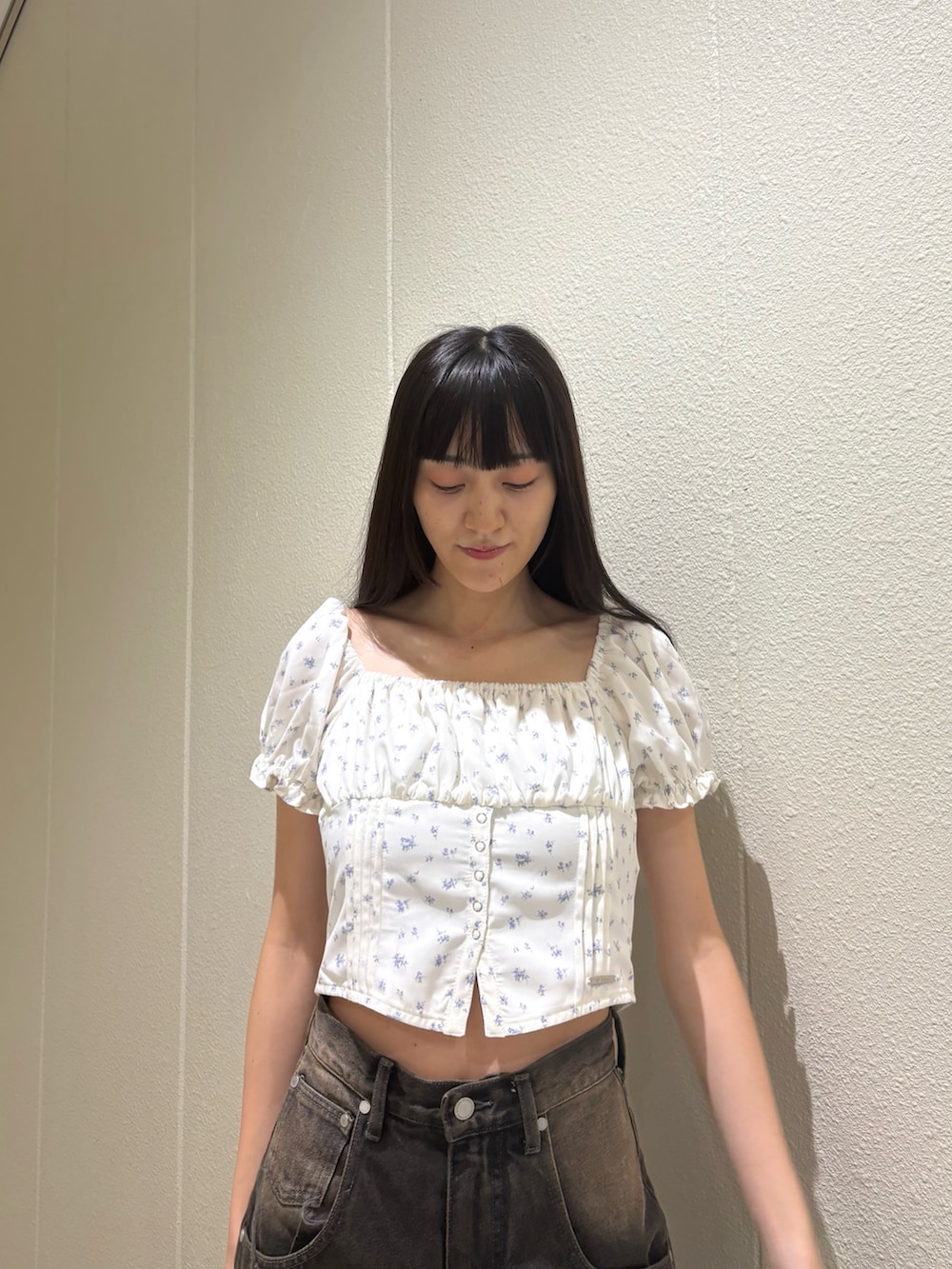 ブラック系のデニムパンツ、ブラック系のサンダルを着用したレディースの夏コーディネートの7枚目の写真