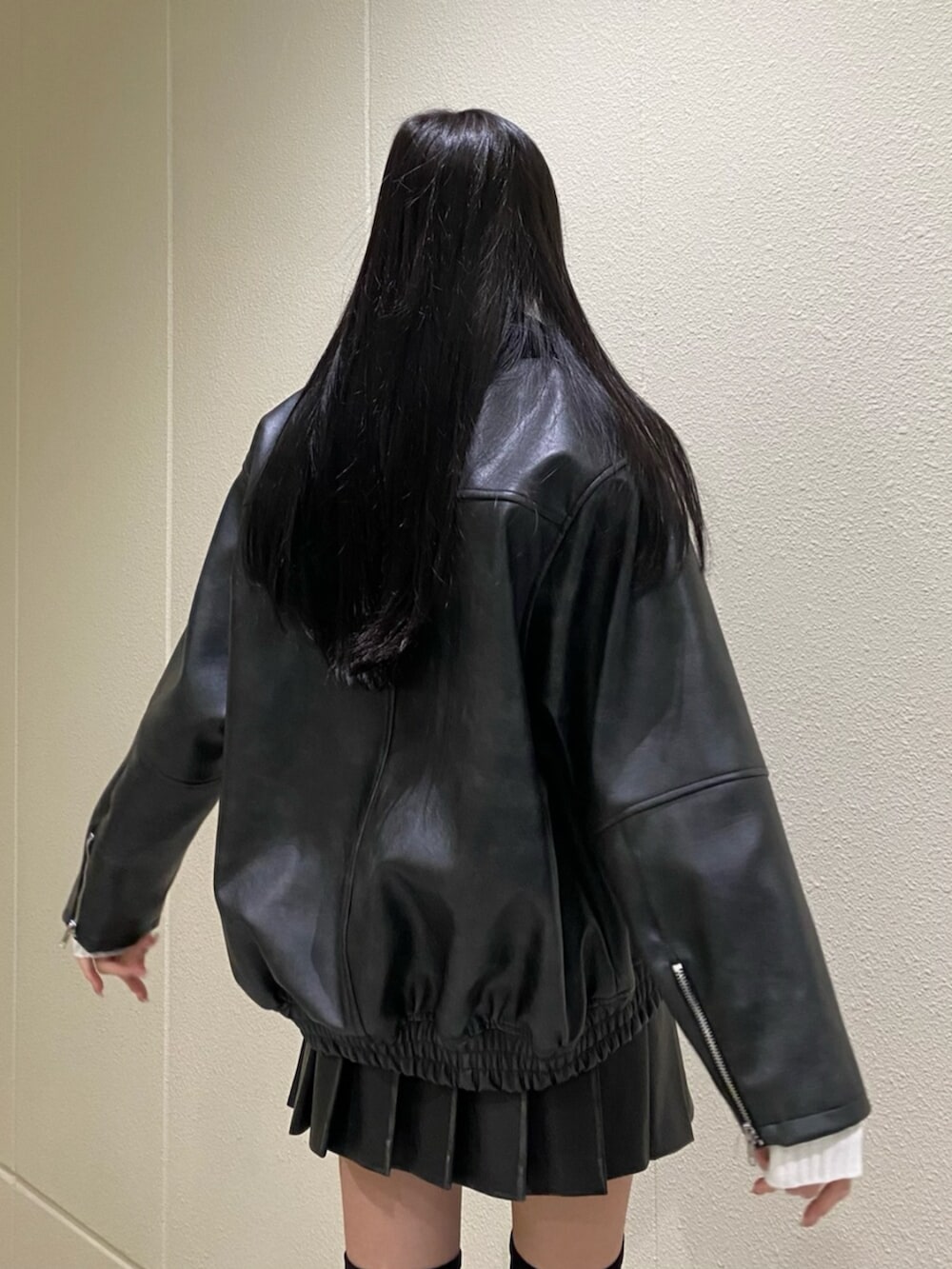 ブラック系のスカート、その他のニット/セーター、ブラック系のブーツを着用したレディースの冬コーディネートの9枚目の写真