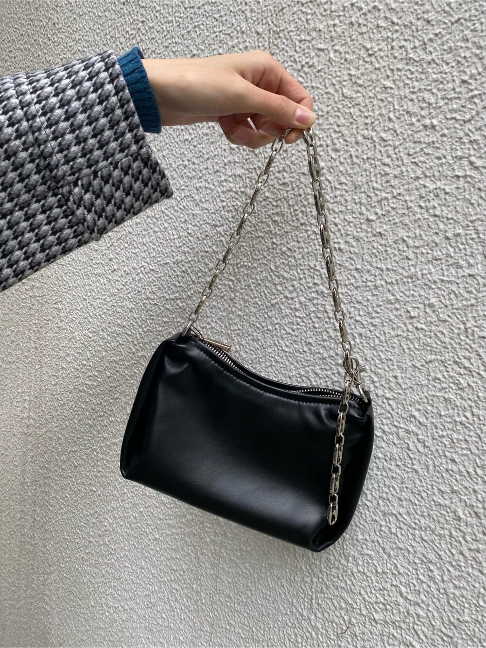 その他のテーラードジャケット、ブルー系のニット/セーター、ブラック系のハンドバッグを着用したレディースの秋コーディネートの9枚目の写真