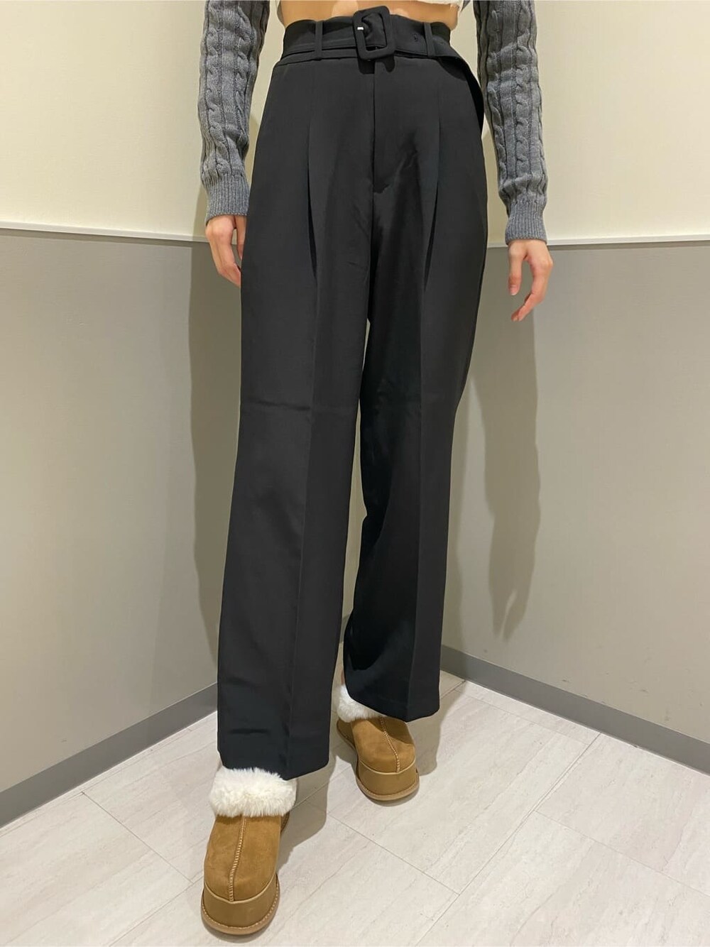 ベージュ系のスリッポン、ホワイト系のシャツ/ブラウス、グレー系のニット/セーターを着用したレディースの秋コーディネートの8枚目の写真