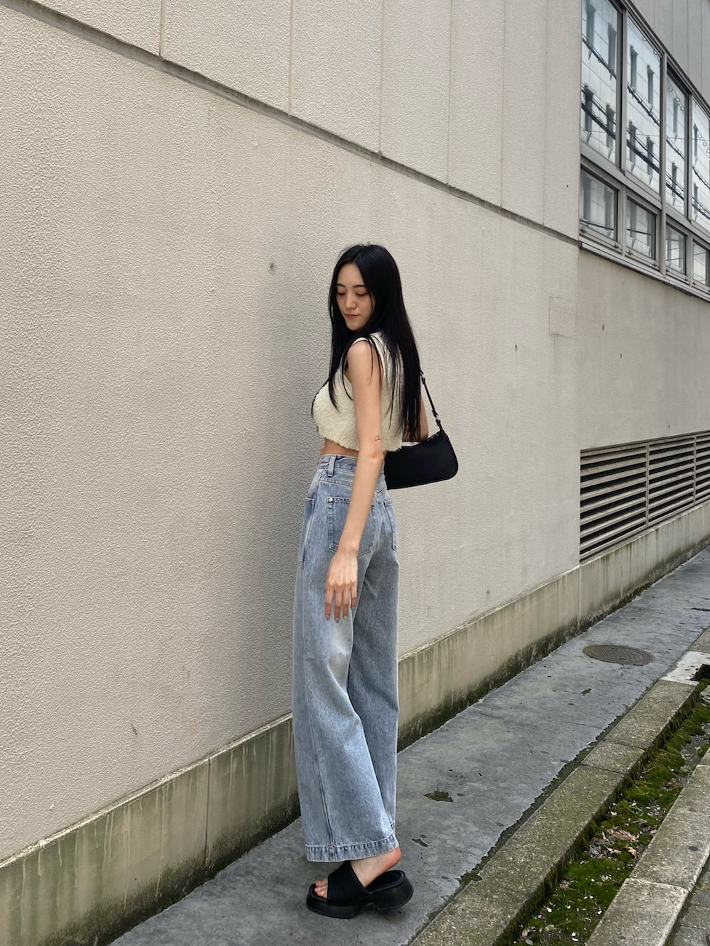 「韓国ファッション、タンクトップ、ニットタンク、夏コーデ、大人カジュアル、高身長女子、高身長コーデ、着回しコーデ、ワイドデニム、美脚デニム、デニム、骨格ナチュラル、ショルダーバッグ、厚底サンダル、韓国コーデ」｜「EMODAのルーズワイドポケットジーンズ（デニムパンツ、ブルー系）」を使った、中村樹李亜さん（レディース・175cm）の夏コーディネートの3枚目の写真