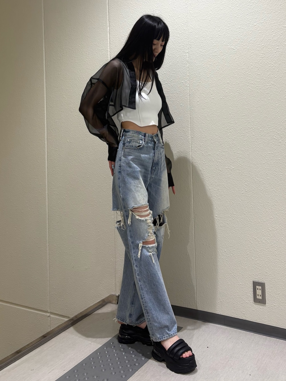 ホワイト系のニット/セーター、ブルー系のデニムパンツ、ブラック系のシャツ/ブラウスを着用したレディースの夏コーディネートの4枚目の写真