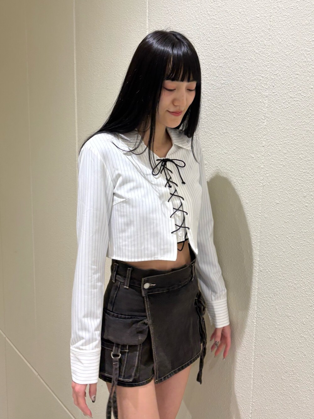 ブラック系のその他パンツ、ホワイト系のシャツ/ブラウス、ブラック系のブーツを着用したレディースの春コーディネートの6枚目の写真