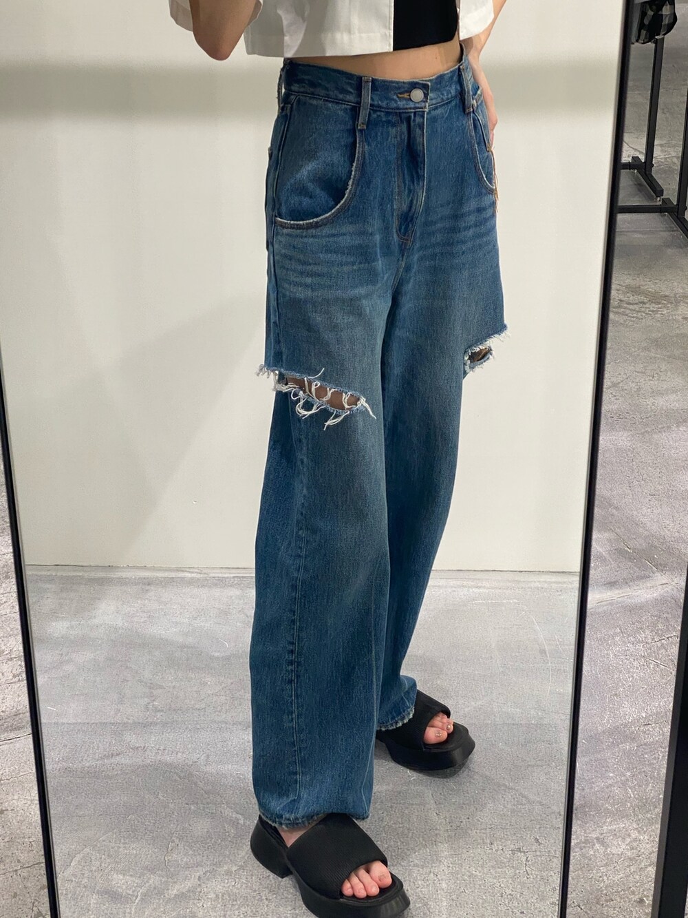 ブルー系のデニムパンツ、ホワイト系のシャツ/ブラウス、ブラック系のタンクトップを着用したレディースの夏コーディネートの4枚目の写真