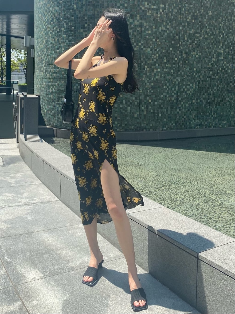 その他のワンピース、ブラック系のサンダル、ブラック系のハンドバッグを着用したレディースの夏コーディネートの2枚目の写真