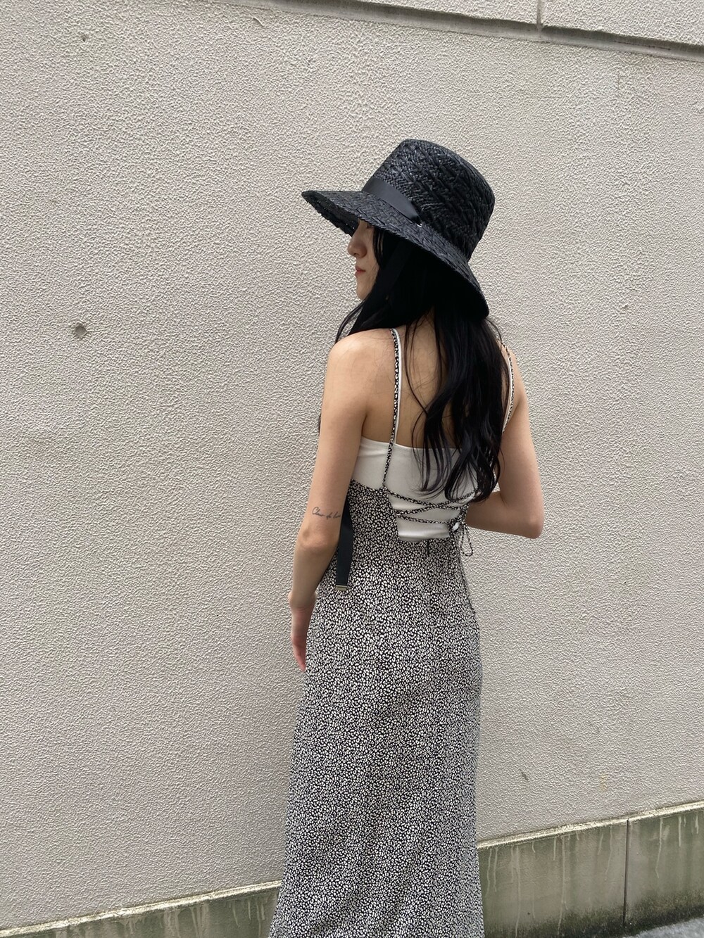 その他のワンピース、ホワイト系のキャミソール、ブラック系のサンダルを着用したレディースの夏コーディネートの7枚目の写真