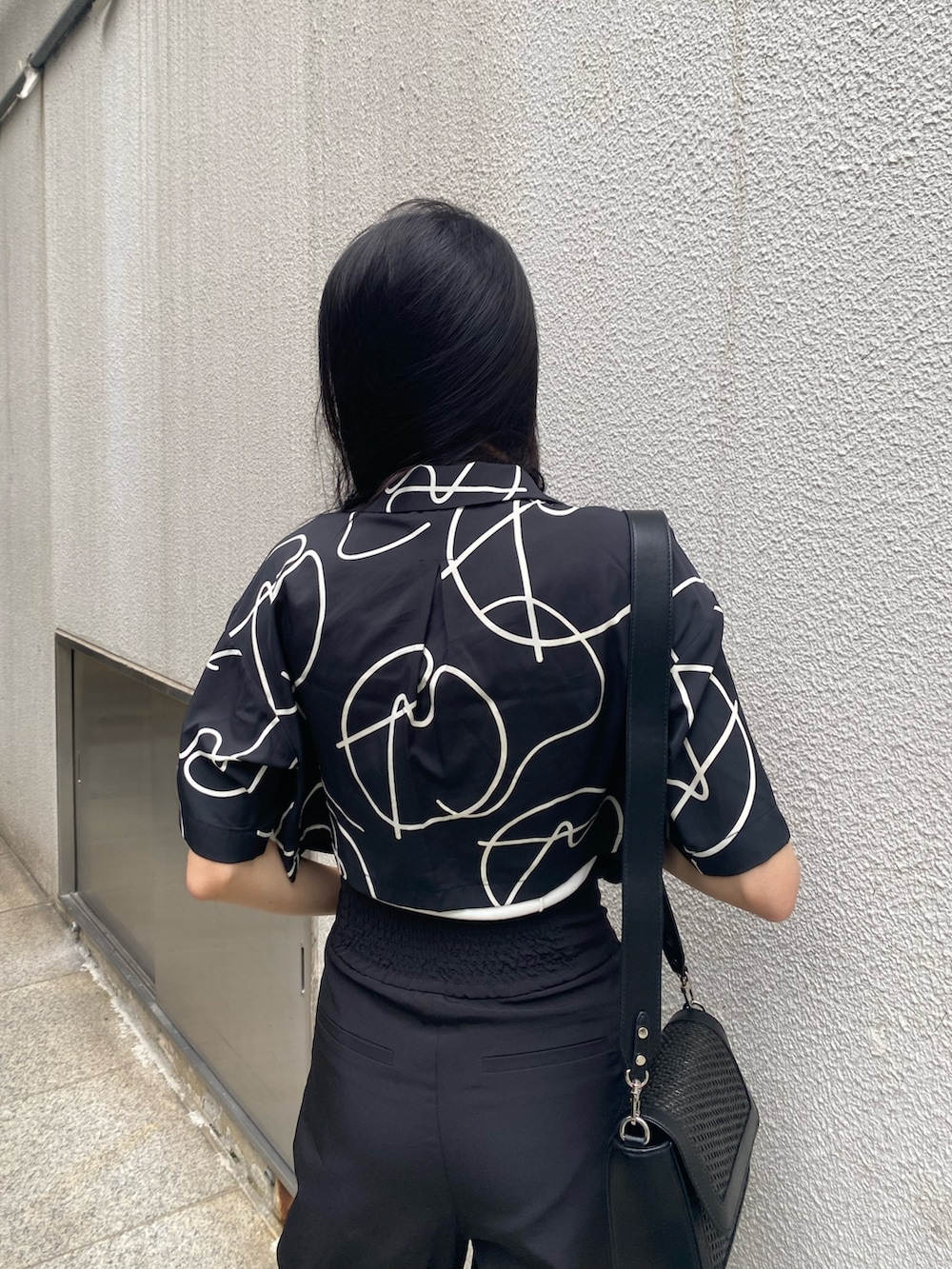 ブラック系のその他パンツ、ホワイト系のニット/セーター、その他のシャツ/ブラウスを着用したレディースの夏コーディネートの6枚目の写真