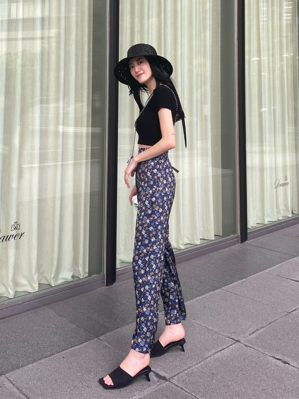 その他のその他パンツ、ブラック系のニット/セーター、ブラック系のサンダルを着用したレディースの夏コーディネートの2枚目の写真