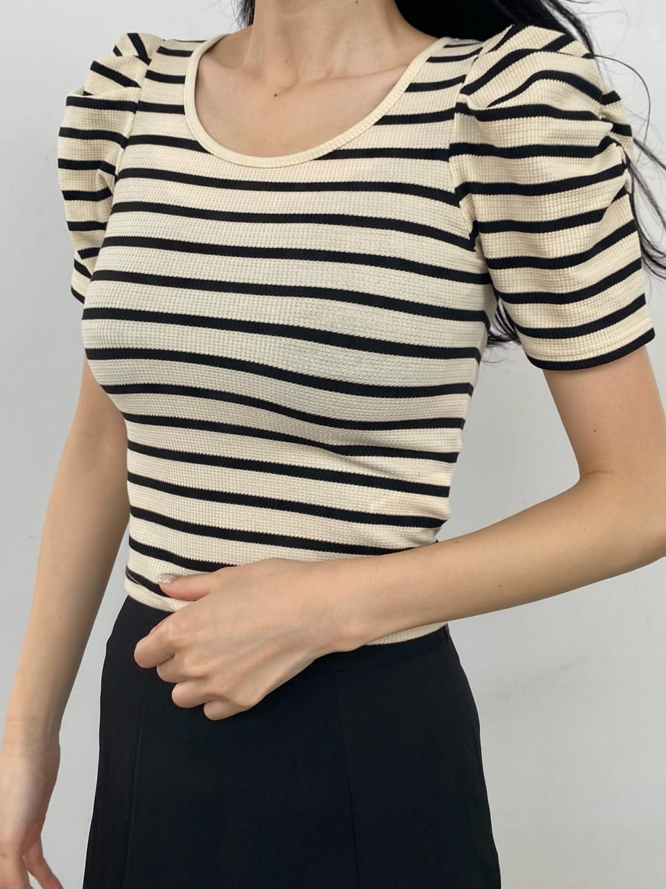 ブラック系のサンダル、ブラック系のスカート、その他のTシャツ/カットソーを着用したレディースの夏コーディネートの5枚目の写真