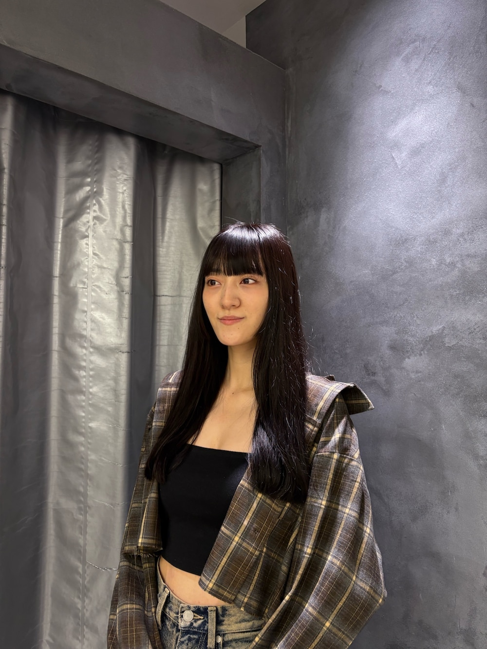 ブルー系のデニムパンツ、ブラック系のブーツ、グリーン系のシャツ/ブラウスを着用したレディースの夏コーディネートの5枚目の写真