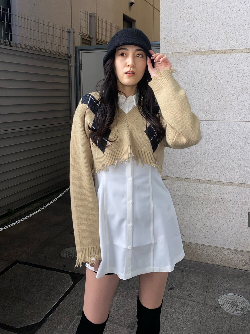 その他のニット/セーター、ホワイト系のワンピース、ブラック系のブーツを着用したレディースの冬コーディネートの3枚目の写真