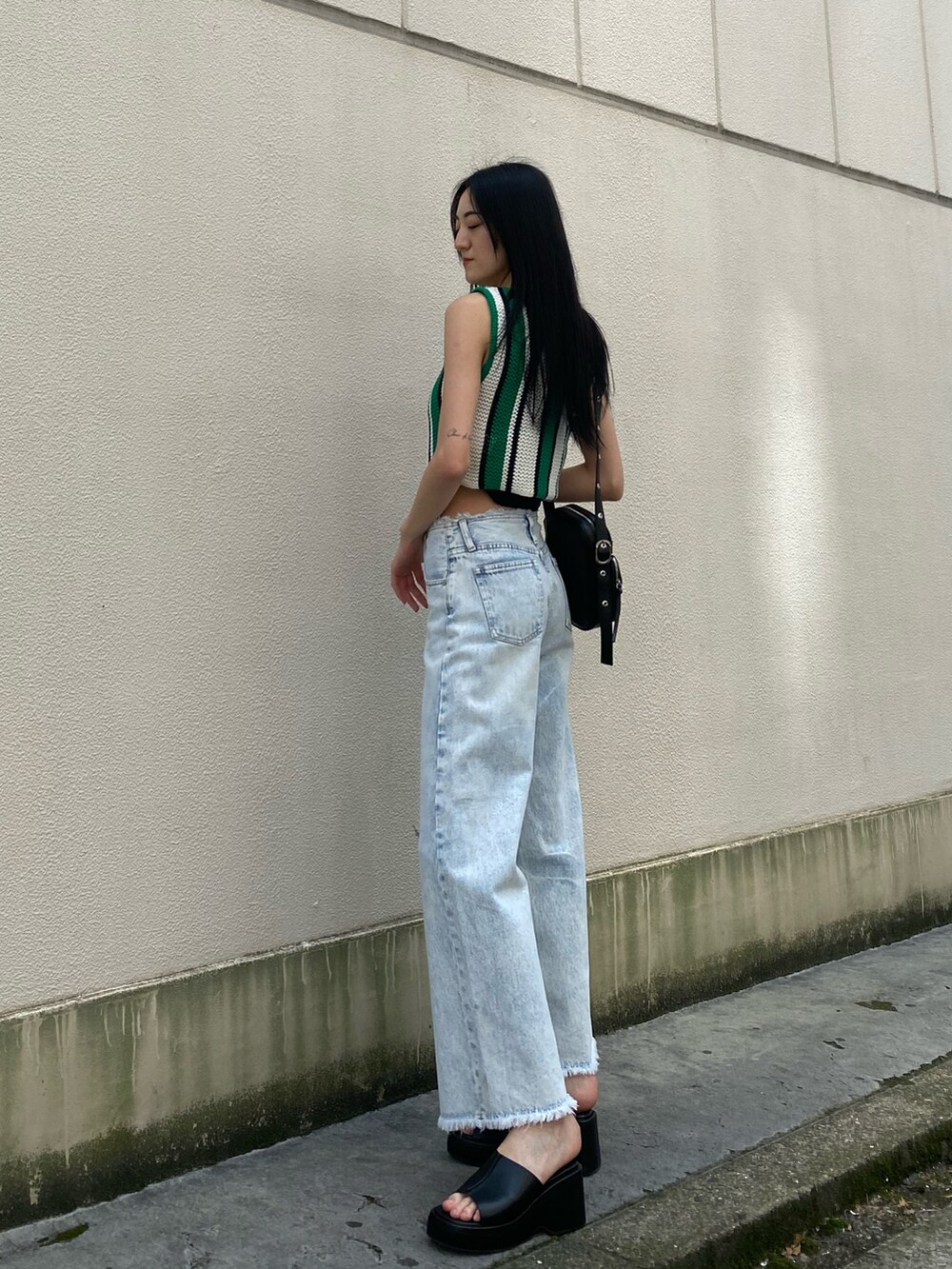 ブラック系のニット/セーター、その他のニット/セーター、ブルー系のデニムパンツを着用したレディースの春コーディネートの3枚目の写真