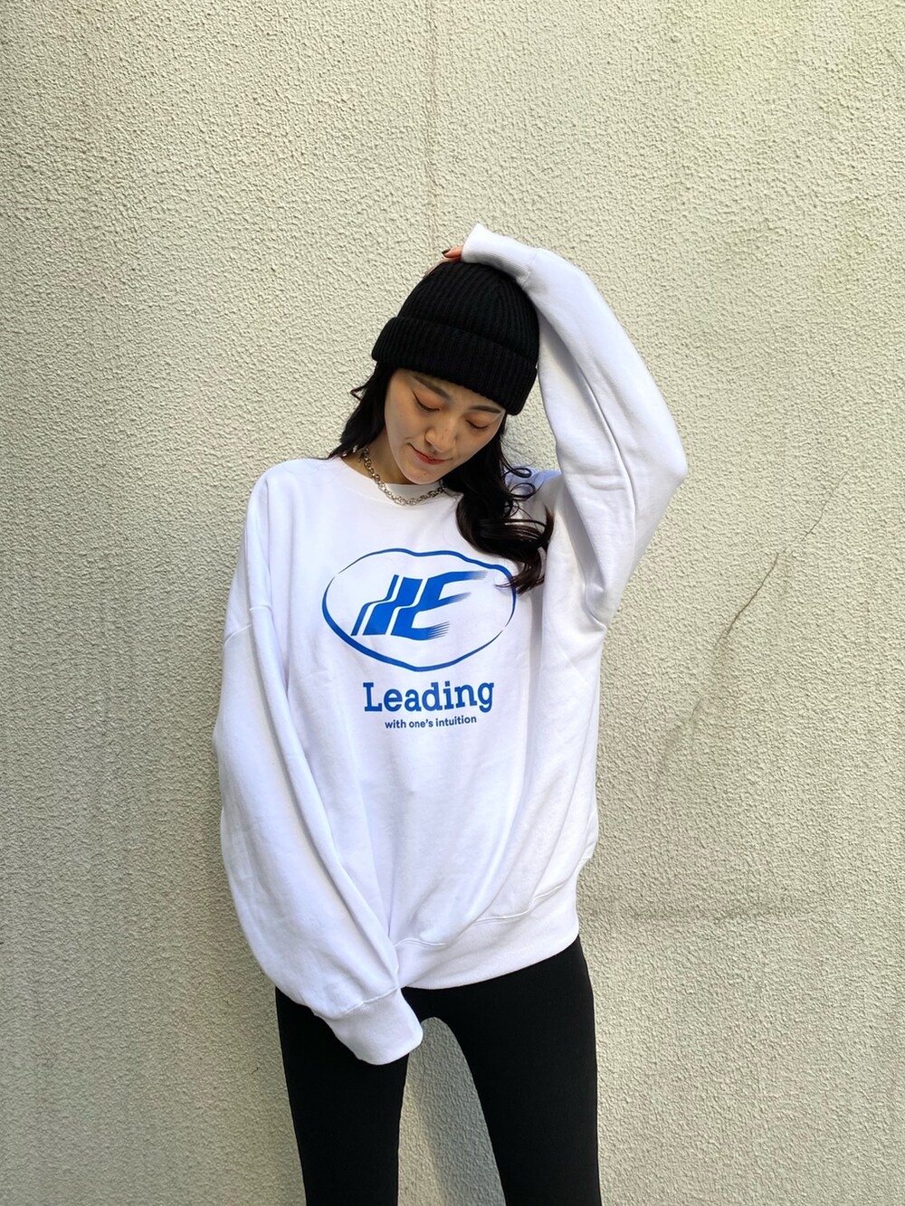 ホワイト系のスウェット、ブラック系のその他パンツ、ブラック系のブーツを着用したレディースの冬コーディネートの8枚目の写真