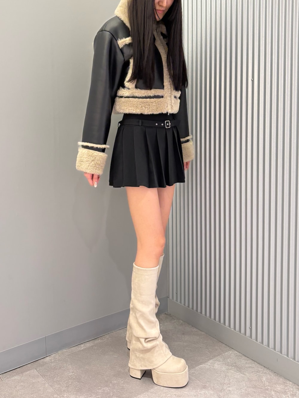 ブラック系のスカート、その他のブルゾン、ホワイト系のブーツを着用したレディースの秋コーディネートの3枚目の写真