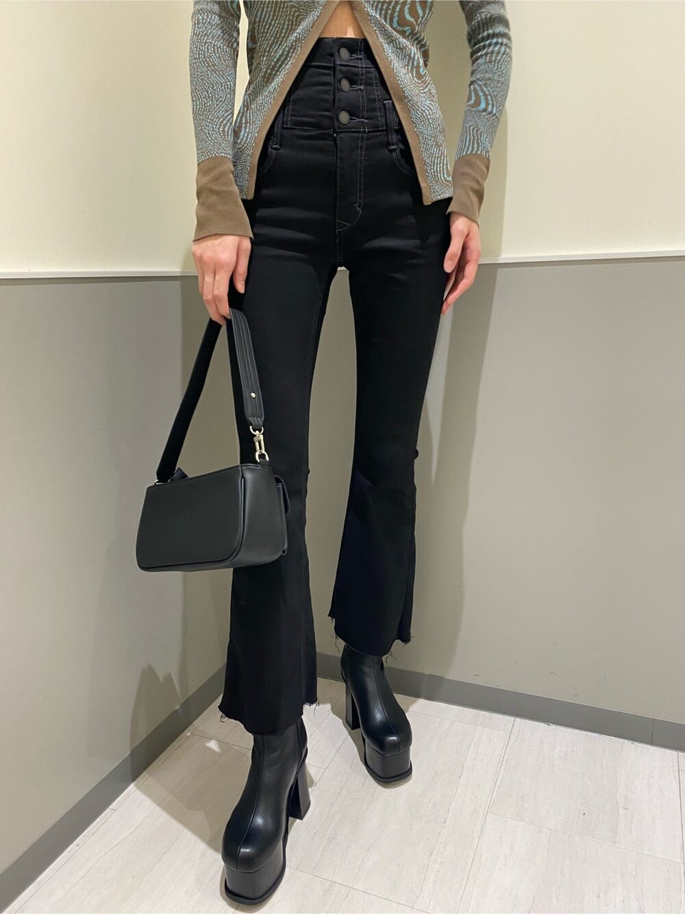 ブラック系のブーツ、ブラック系のハンドバッグ、その他のカーディガン/ボレロを着用したレディースの秋コーディネートの7枚目の写真