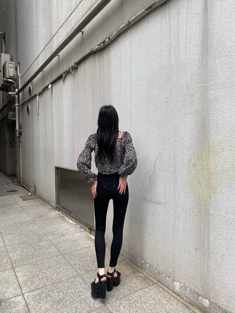 その他のシャツ/ブラウス、ブラック系のデニムパンツ、ブラック系のサンダルを着用したレディースの春コーディネートの4枚目の写真