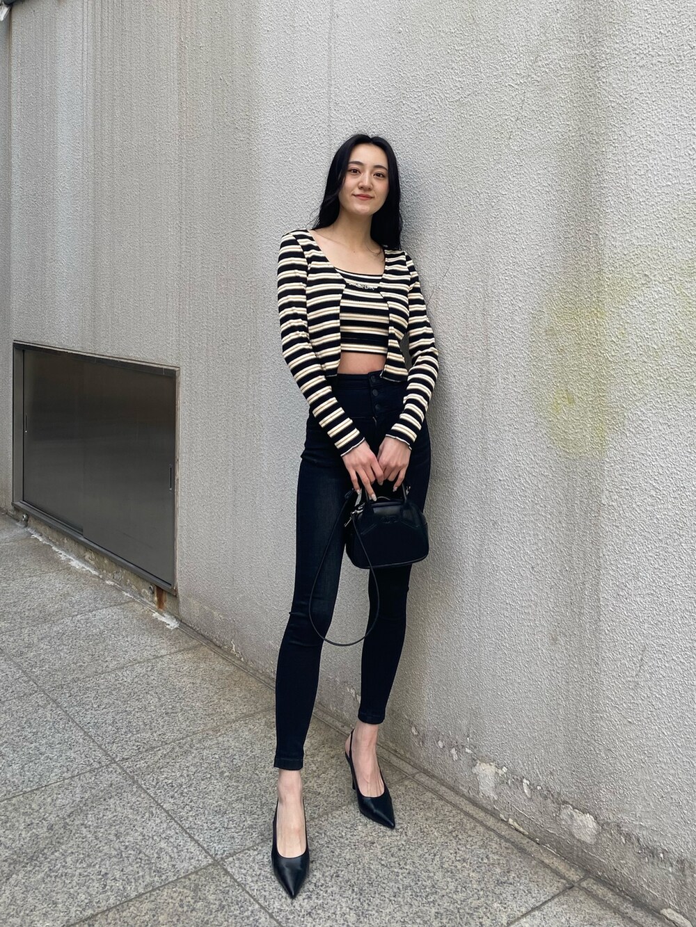 その他のTシャツ/カットソー、ブラック系のデニムパンツ、ブラック系のパンプスを着用したレディースの春コーディネートの3枚目の写真