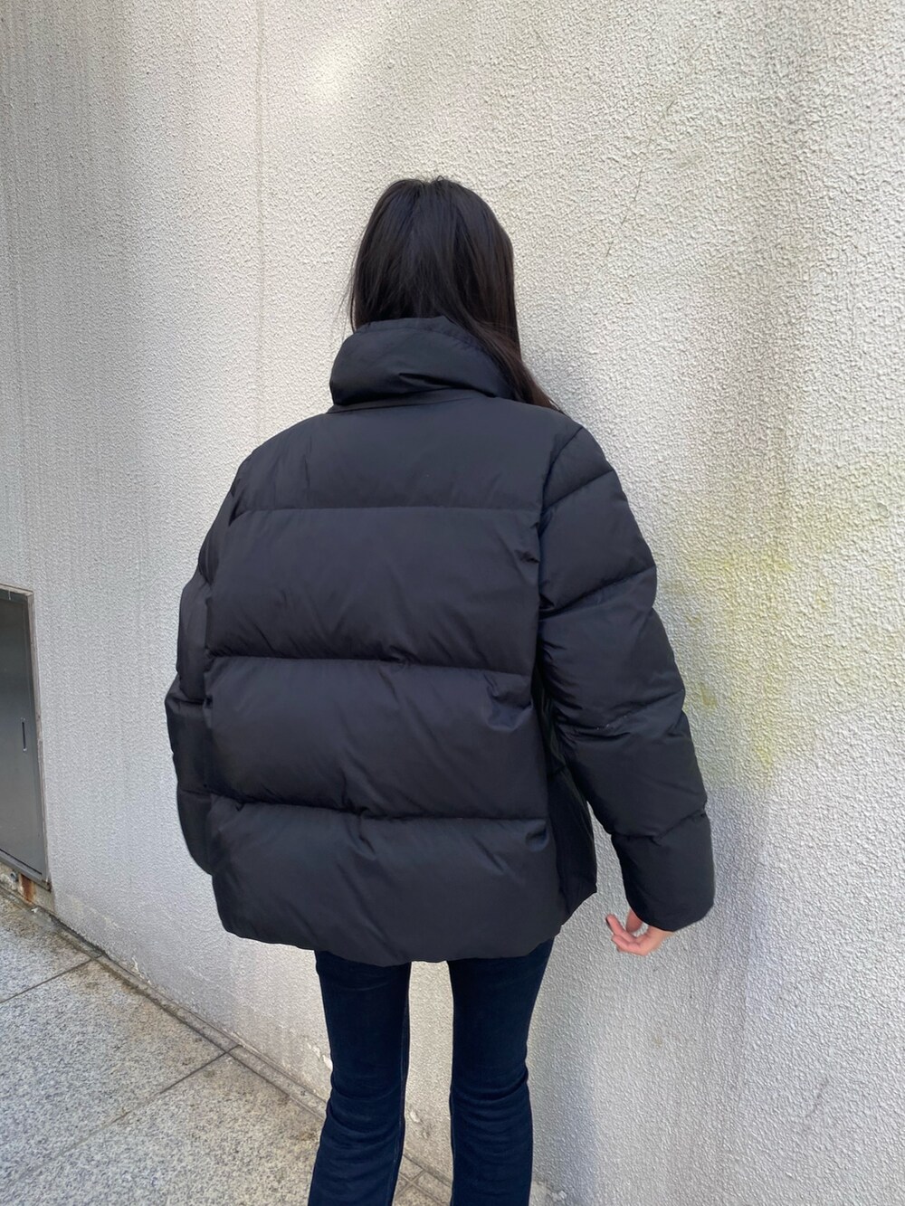 ブルー系のデニムパンツ、ホワイト系のニット/セーター、ブラック系のブーツを着用したレディースの冬コーディネートの7枚目の写真