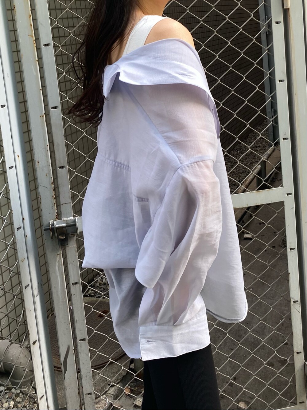 パープル系のシャツ/ブラウス、ブラック系のその他パンツ、ブラック系のサンダルを着用したレディースの春コーディネートの5枚目の写真