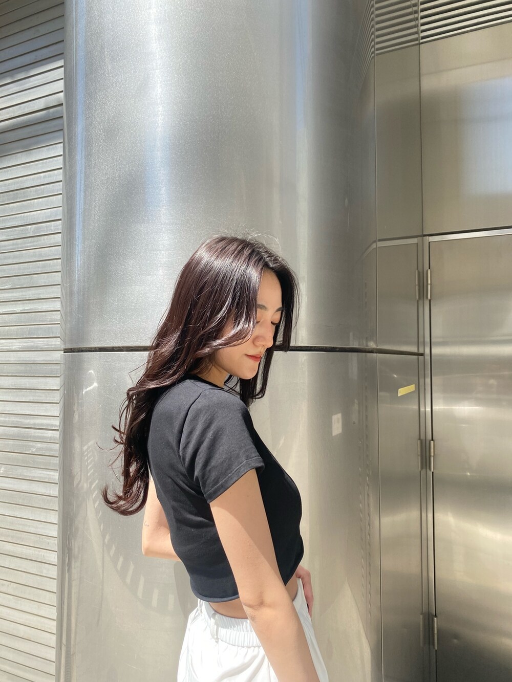 ホワイト系のその他パンツ、ブラック系のTシャツ/カットソー、ブラック系のパンプスを着用したレディースの春コーディネートの5枚目の写真