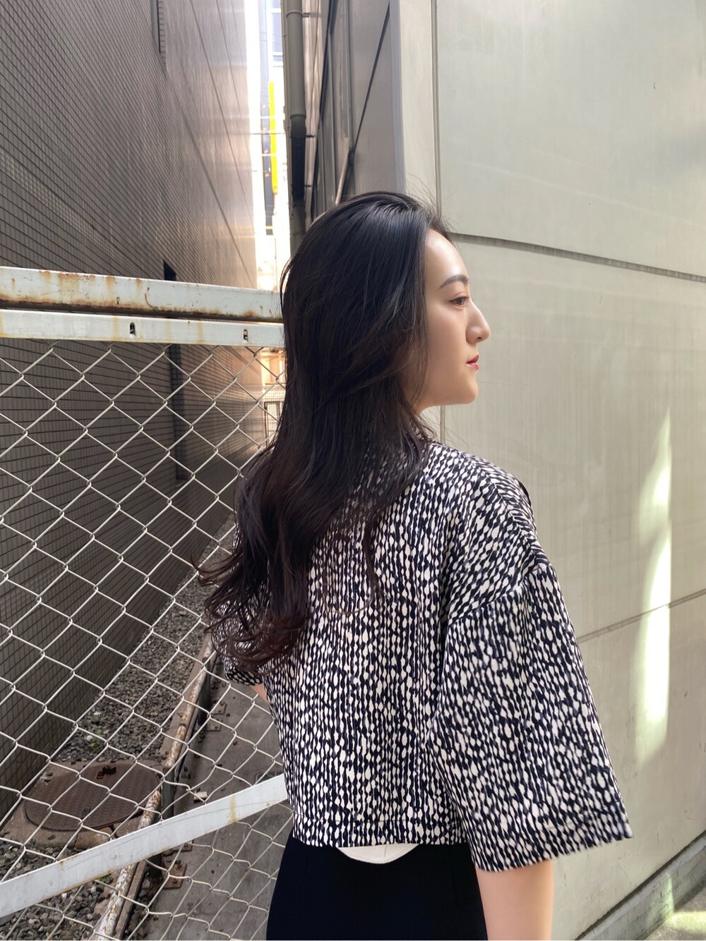 その他のシャツ/ブラウス、ホワイト系のタンクトップ、ブラック系のその他パンツを着用したレディースの春コーディネートの2枚目の写真