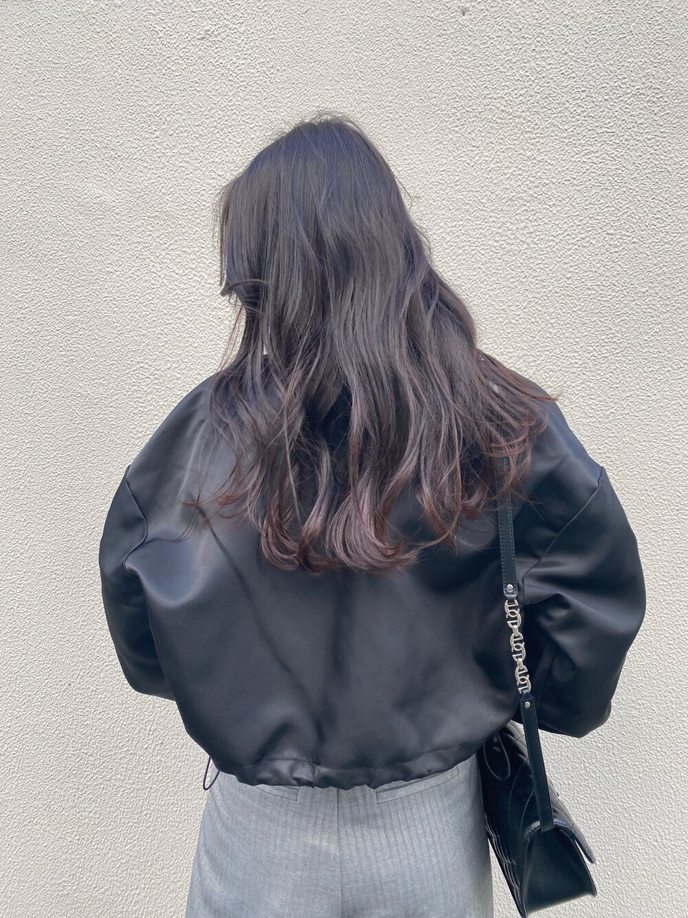 ブラック系のブルゾン、ブラック系のニット/セーター、グレー系のその他パンツを着用したレディースの冬コーディネートの9枚目の写真