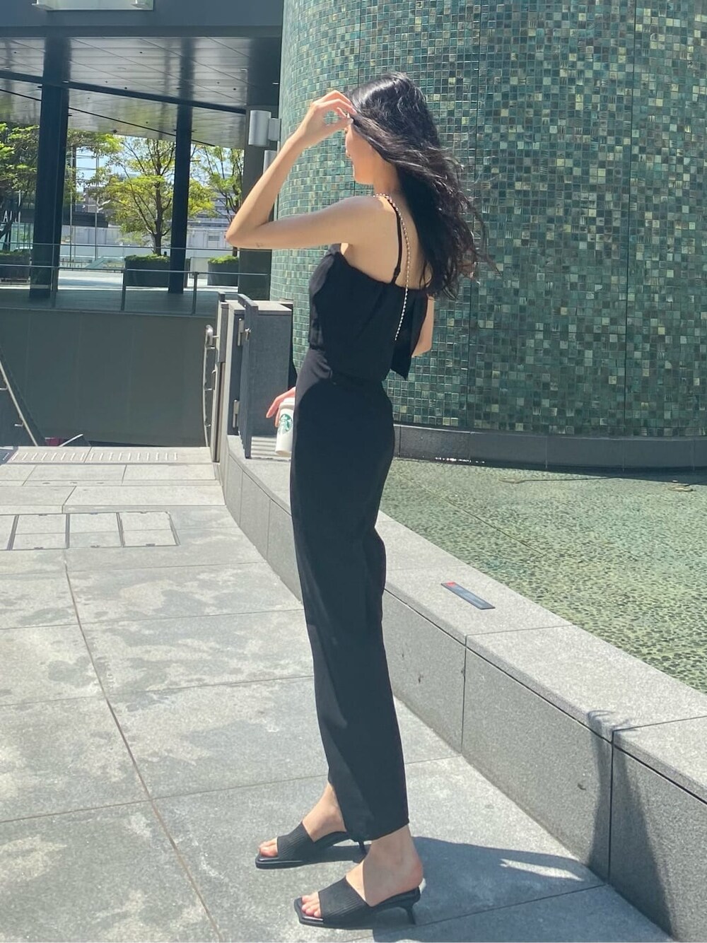 ブラック系のつなぎ/オールインワン、ブラック系のサンダル、ブラック系の財布を着用したレディースの夏コーディネートの3枚目の写真