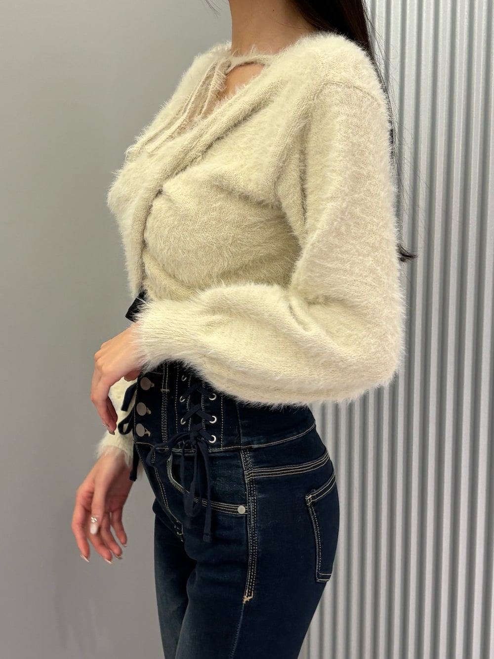 ブルー系のデニムパンツ、ブラック系のキャミソール、ホワイト系のニット/セーターを着用したレディースの秋コーディネートの7枚目の写真