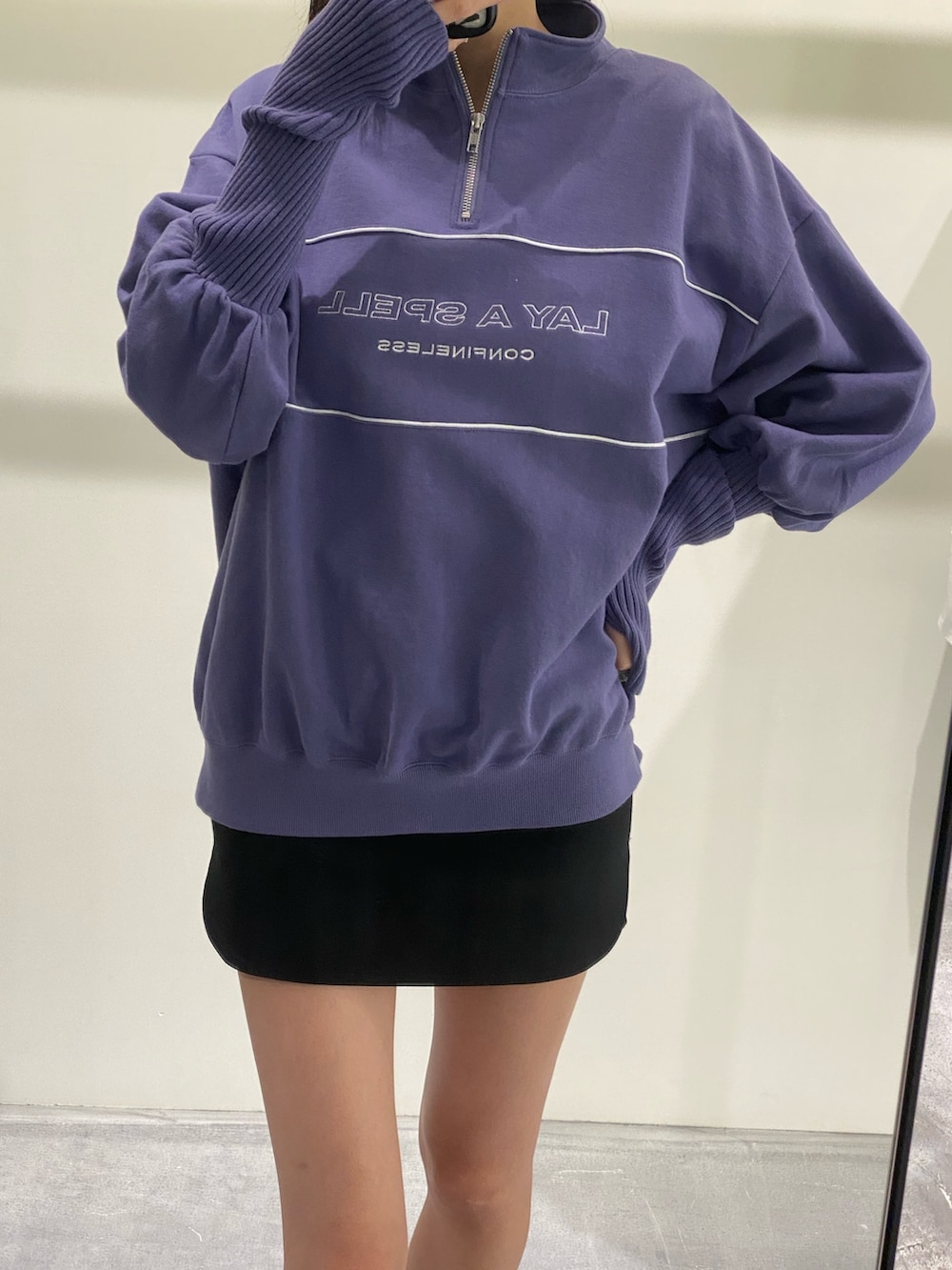 パープル系のスウェット、ブラック系のスカートを着用したレディースの秋コーディネートの3枚目の写真