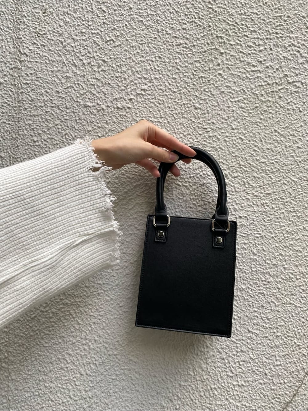 ブルー系のデニムパンツ、ブラック系のスリッポン、ブラック系のTシャツ/カットソーを着用したレディースの秋コーディネートの7枚目の写真