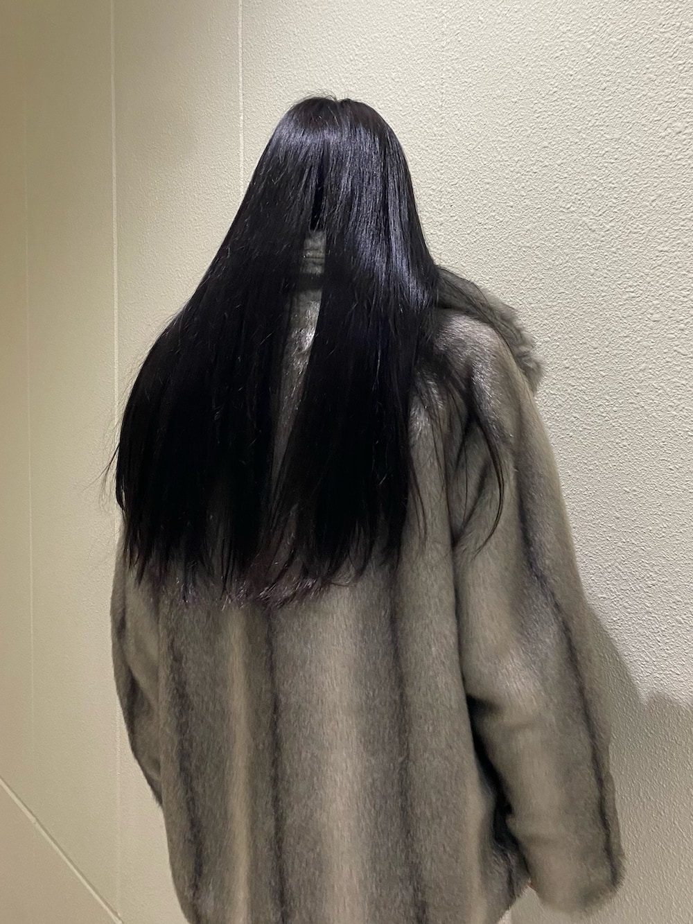 ブラック系のデニムパンツ、ブラック系のブーツ、ブラック系のニット/セーターを着用したレディースの冬コーディネートの7枚目の写真