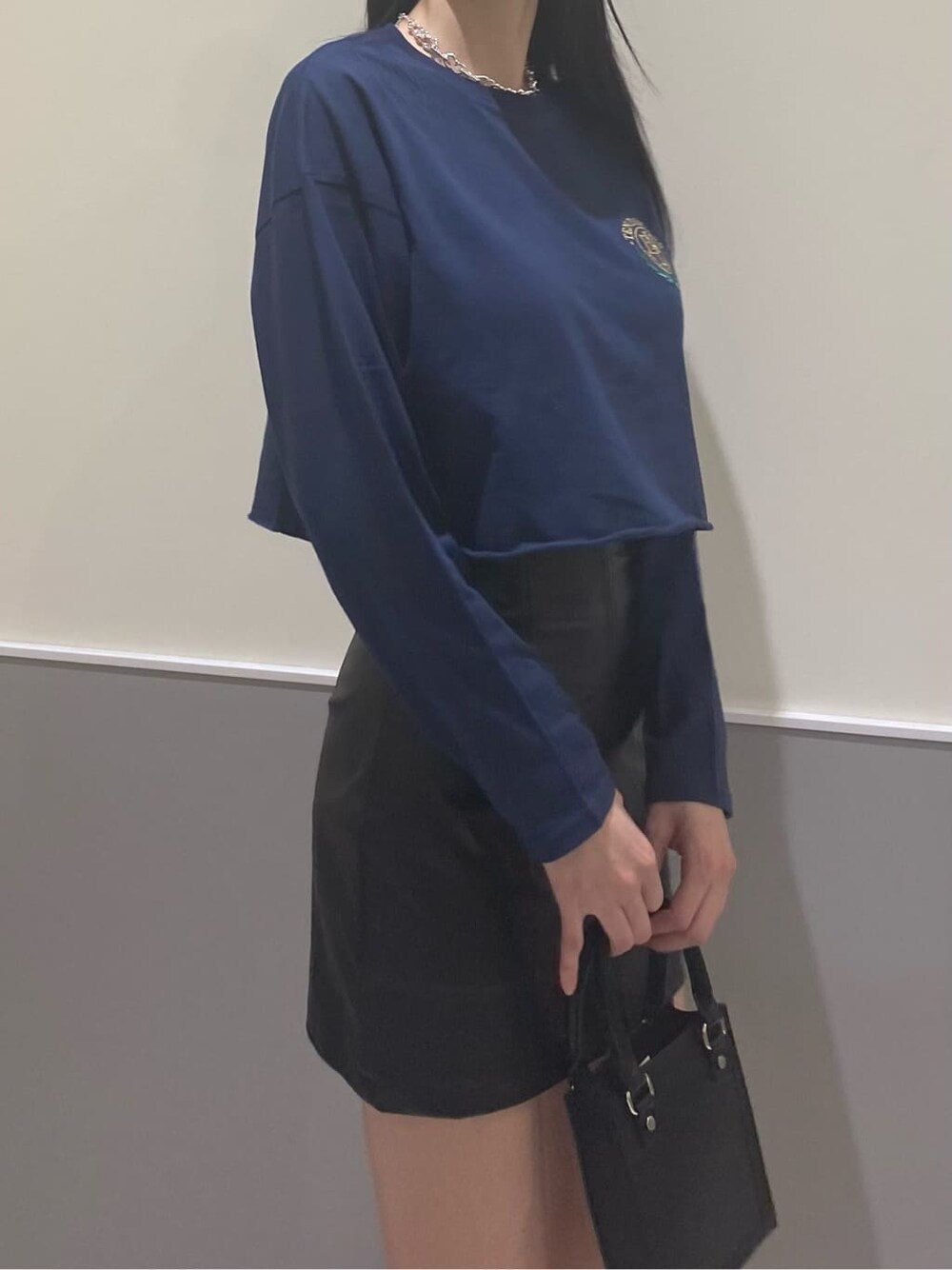 ブルー系のTシャツ/カットソー、その他のスカート、ブラック系のブーツを着用したレディースの秋コーディネートの5枚目の写真