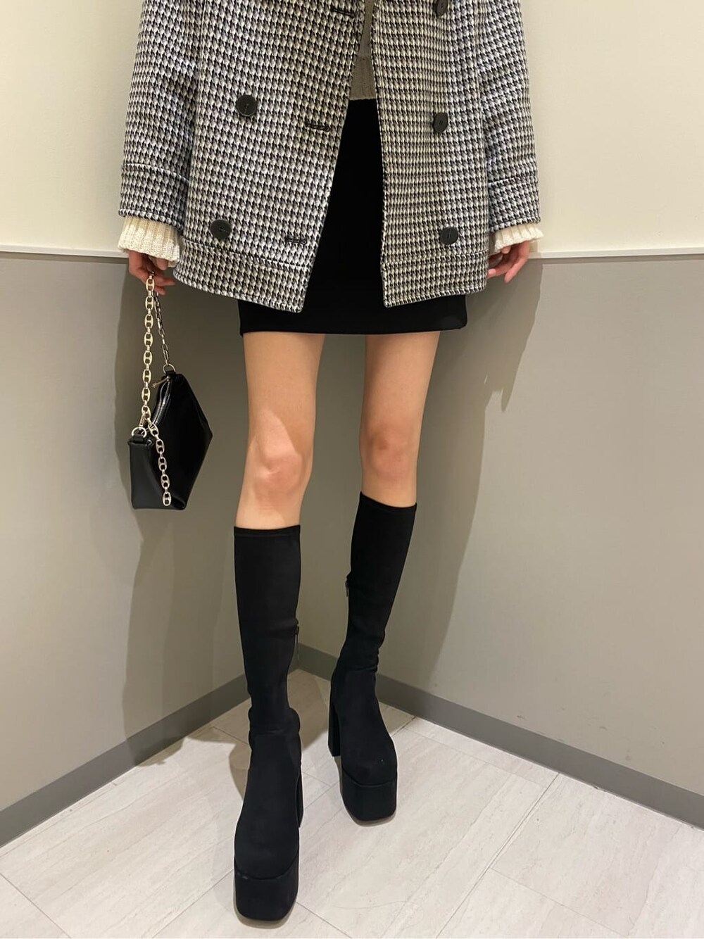 ブラック系のブーツ、その他のテーラードジャケット、ブラック系のスカートを着用したレディースの秋コーディネートの7枚目の写真