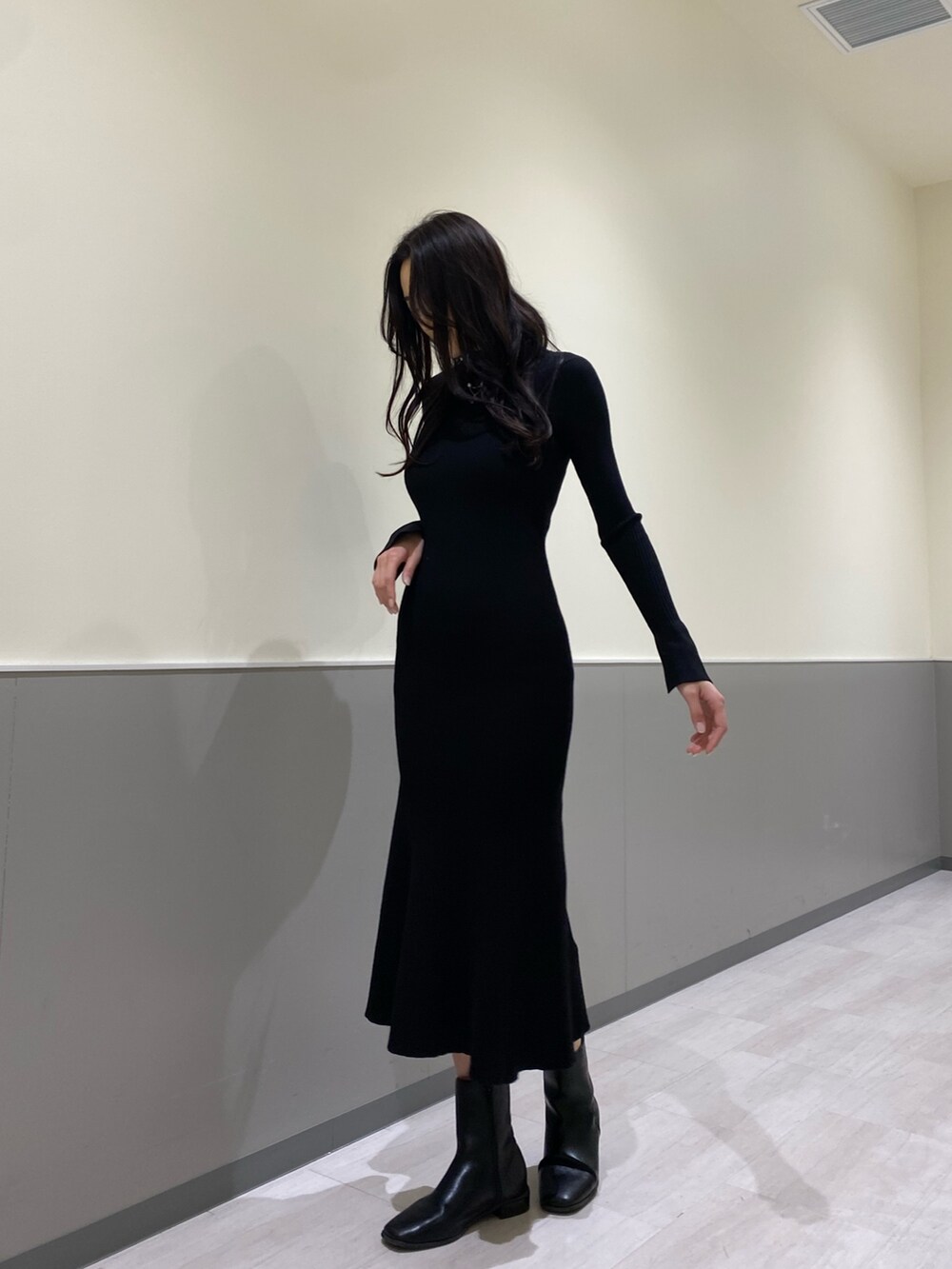 ブラック系のワンピース、シルバー系のネックレスを着用したレディースの冬コーディネートの7枚目の写真