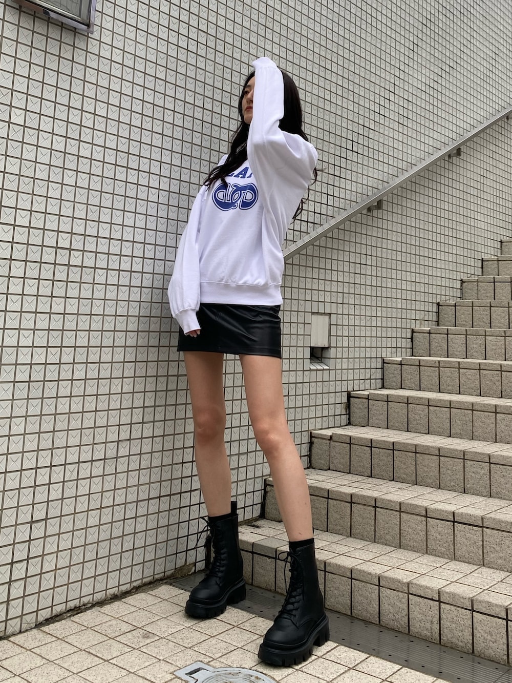 「大人カジュアル、スウェット、スウェットコーデ、トレーナー、タイトスカート、ミニスカート、レザースカート、厚底ブーツ、編み上げブーツ、ショートブーツ、春コーデ、高身長女子、高身長コーデ、カジュアルコーデ、お出かけコーデ」｜「EMODAのカーブウエストミニスカート（スカート、その他）」を使った、中村樹李亜さん（レディース・175cm）の冬コーディネートの2枚目の写真