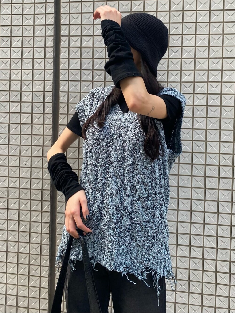 ブラック系のデニムパンツ、ブルー系のベスト、ブラック系のスリッポンを着用したレディースの夏コーディネートの5枚目の写真