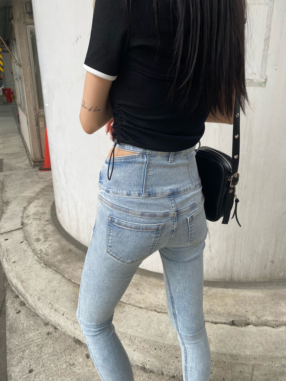 ブラック系のTシャツ/カットソー、ブルー系のデニムパンツ、ホワイト系のサンダルを着用したレディースの夏コーディネートの9枚目の写真