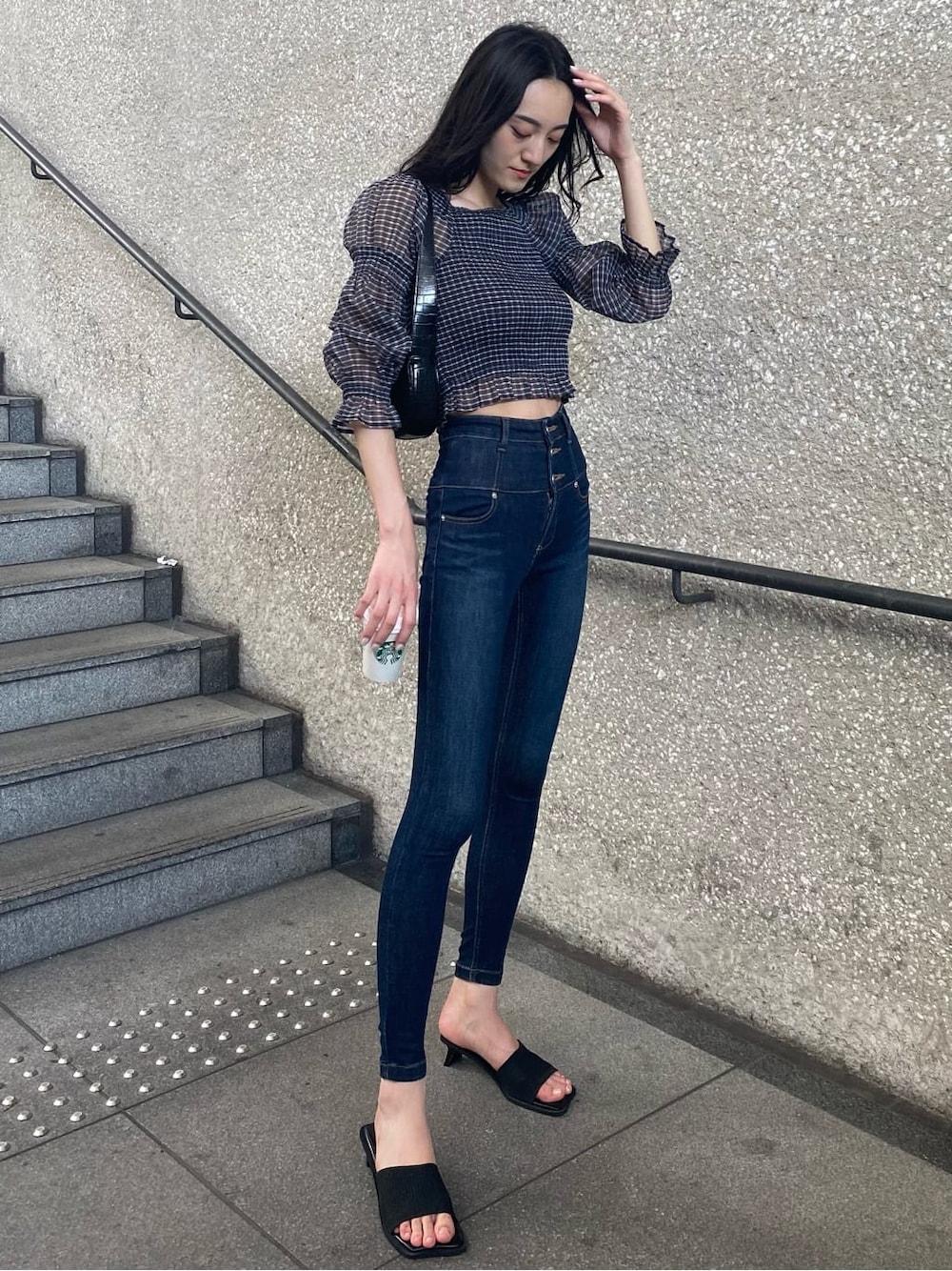 ブラック系のデニムパンツ、その他のTシャツ/カットソー、ブラック系のサンダルを着用したレディースの夏コーディネートの2枚目の写真