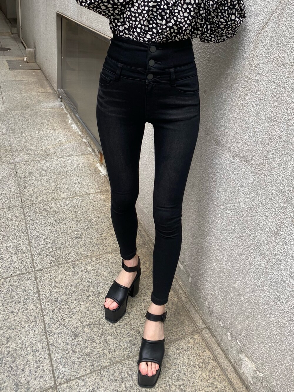 その他のシャツ/ブラウス、ブラック系のデニムパンツ、ブラック系のサンダルを着用したレディースの春コーディネートの8枚目の写真