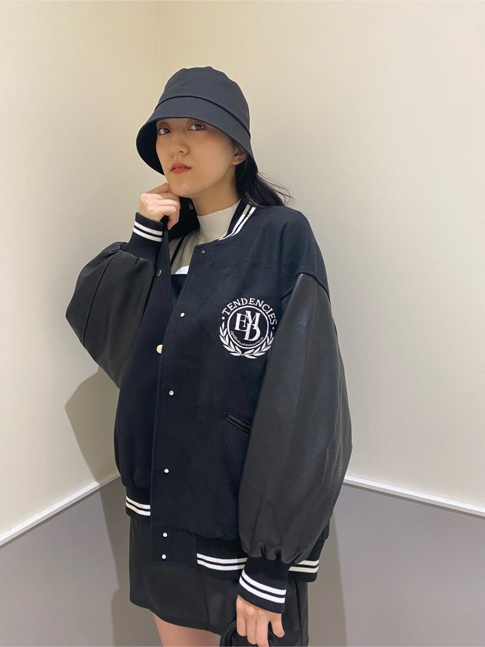 ブラック系のブーツ、ブラック系のハンドバッグ、ホワイト系のニット/セーターを着用したレディースの秋コーディネートの6枚目の写真