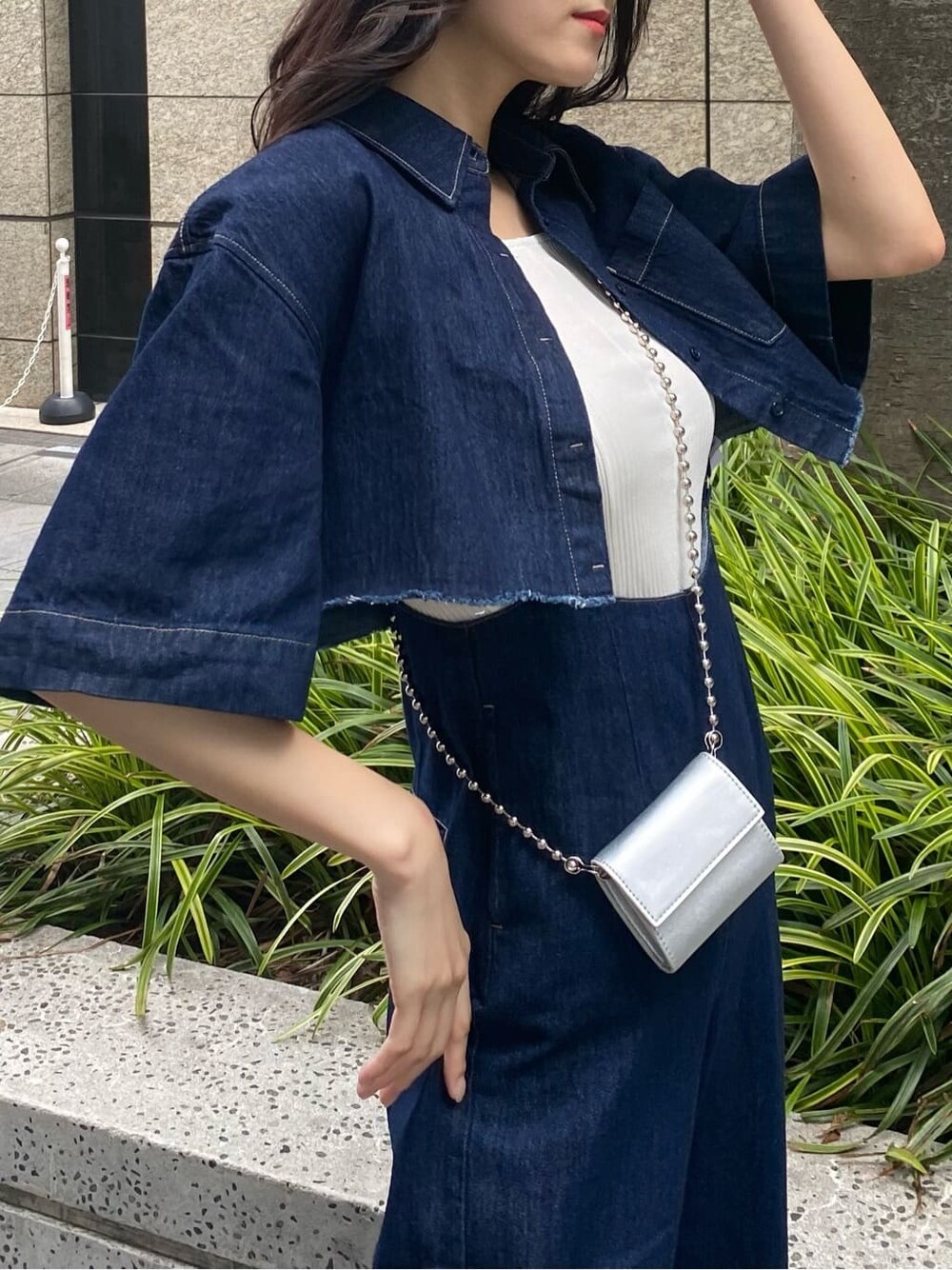 ブルー系のシャツ/ブラウス、ブルー系のサロペット/オーバーオール、ブラック系のサンダルを着用したレディースの夏コーディネートの4枚目の写真