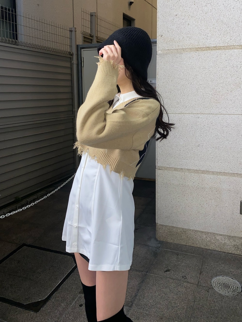 その他のニット/セーター、ホワイト系のワンピース、ブラック系のブーツを着用したレディースの冬コーディネートの4枚目の写真