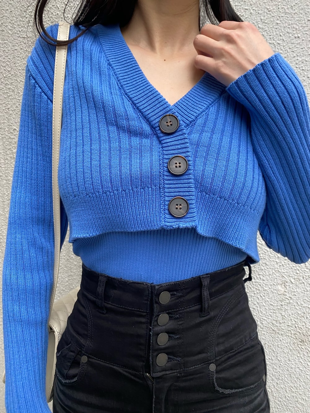 ブルー系のカーディガン/ボレロ、ブラック系のデニムパンツ、ブラック系のブーツを着用したレディースの冬コーディネートの7枚目の写真