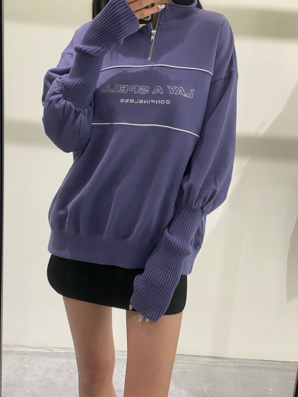 パープル系のスウェット、ブラック系のスカートを着用したレディースの秋コーディネートの5枚目の写真